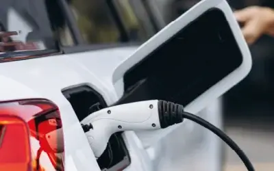 Jak podłączyć ładowarkę do samochodu elektrycznego? Krótka instrukcja 