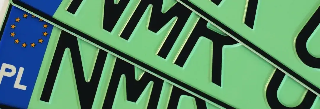 Zielone tablice rejestracyjne samochodów elektrycznych – co oznaczają?